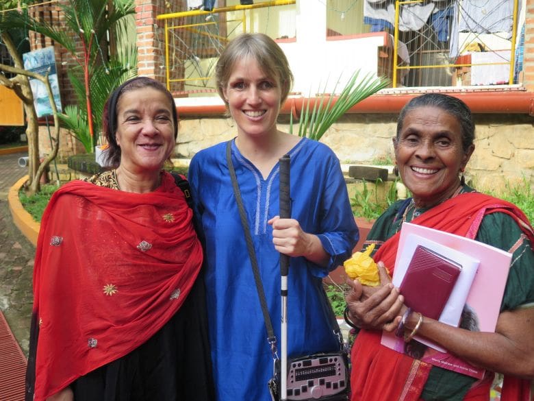 Fleur (g.l.) mit Sabriye auf dem kanthari Campus